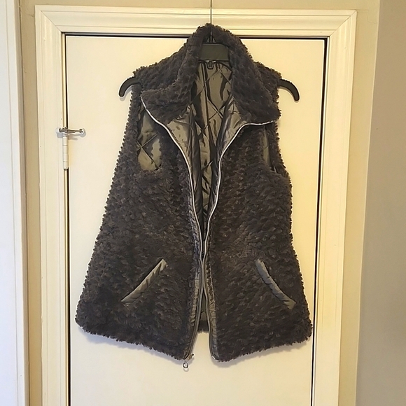 ๐๐H.P๐ BEAUTIFUL Reversible Womens Unbranded Grey Sleeveless Faux Fur Vest - Picture 5 of 6